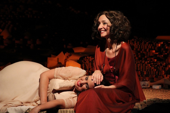 Em “Aos Nossos Filhos”, Maria de Medeiros (sentada) interpreta uma mãe que tem que lidar com a gravidez inesperada da filha. | Divulgação