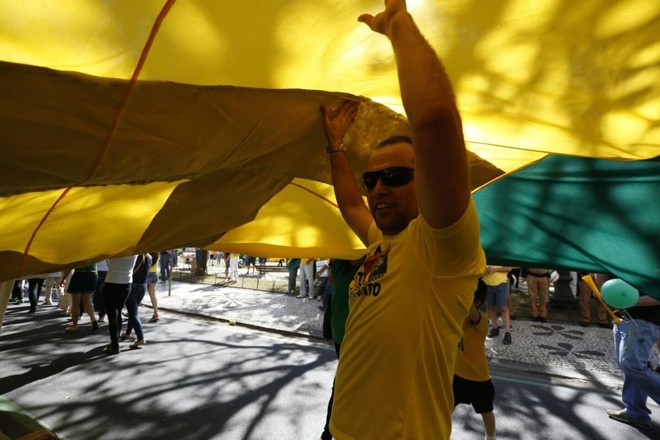 Manifestante se concentra na Praça Santos Andrade. Protesto segue para a Boca Maldita. | Henry Milléo/Gazeta do Povo