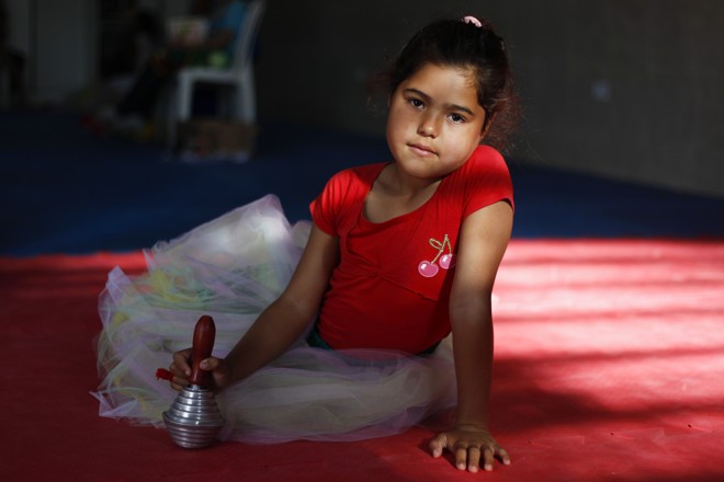 A menina Emilly Barbosa de Almeida, 7 anos, durante os ensaios para a inauguração do Teatro Frei Rui, no sábado (15). | Daniel Castellano/Gazeta do Povo