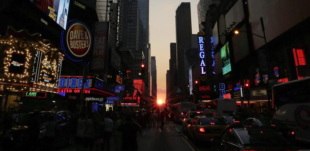 Pôr do Sol na Times Square, um dos pontos mais visitados por viajantes em Nova York: impacto do dólar no turismo pode estar apenas começando | Jason Szenes/Efe