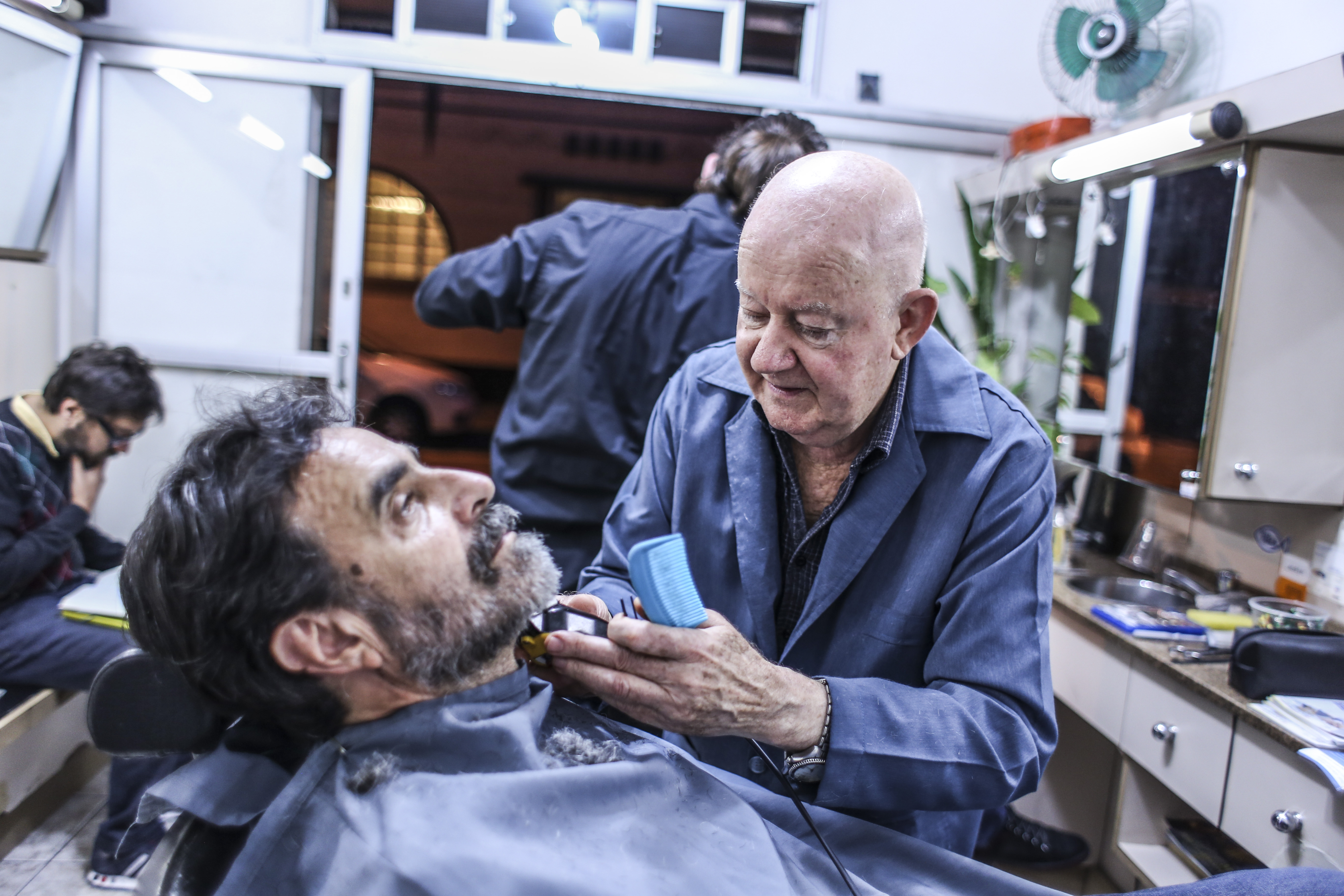 O carequinha Silvino Tafner já barbeou até defunto na Barbearia Oásis, onde a mesma linha de telefone funciona desde 1977. | Daniel Castellano/Gazeta do Povo