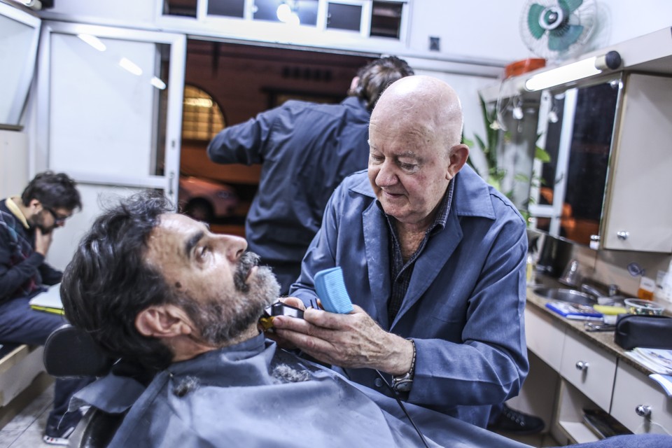 O carequinha Silvino Tafner já barbeou até defunto na Barbearia Oásis, onde a mesma linha de telefone funciona desde 1977. | Daniel Castellano/Gazeta do Povo