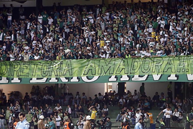 Mesmo com o bom resultado, a torcida organizada Império Alviverde não poupou críticas à gestão do clube: “Diretoria amadora, time medíocre”, estampava uma faixa no Alto da Glória. | Albari Rosa/Gazeta do Povo