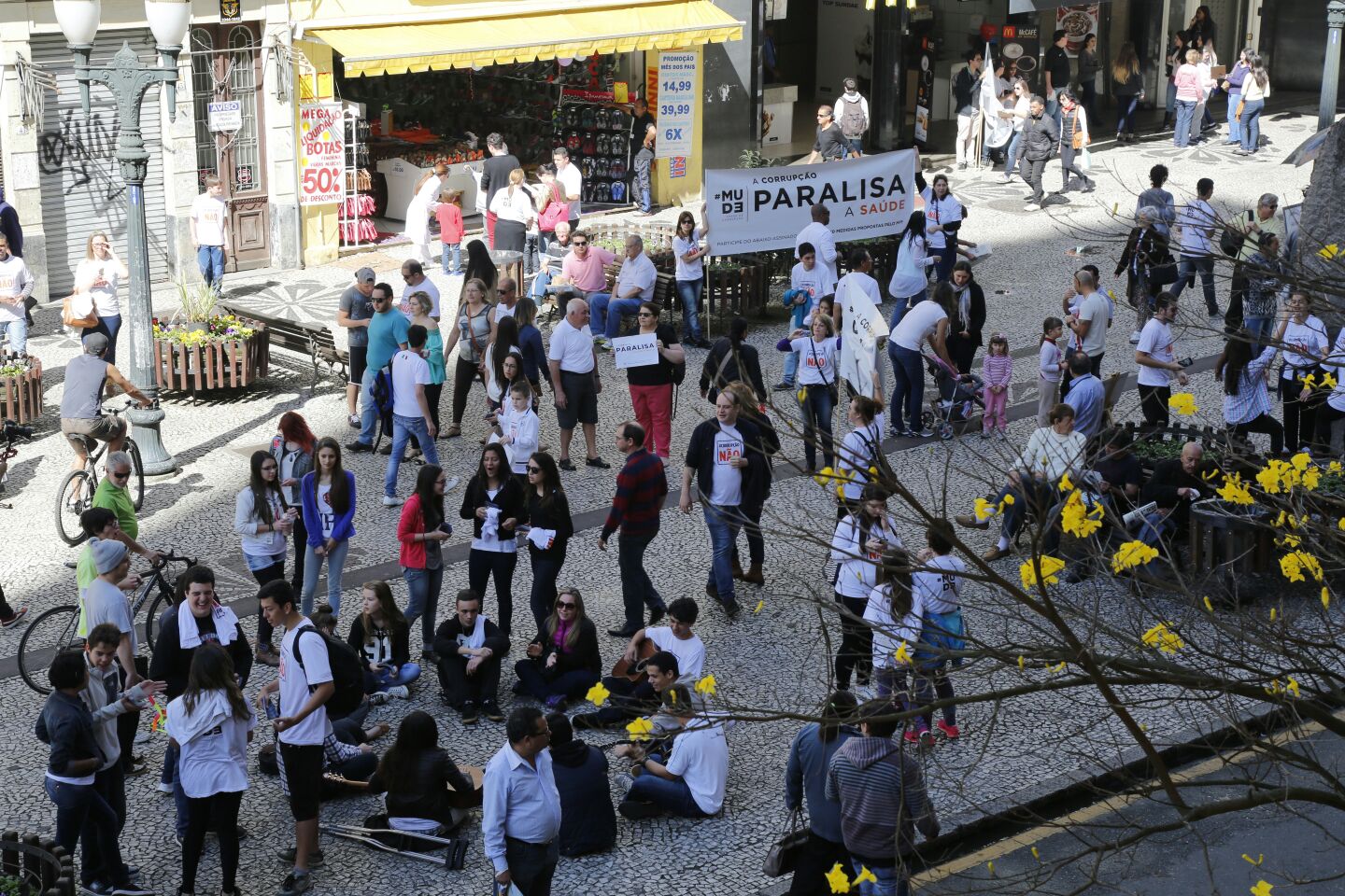 Manifestantes do movimento Mude reunidos na Boca Maldita. | Pedro Serapio/Gazeta do Povo
