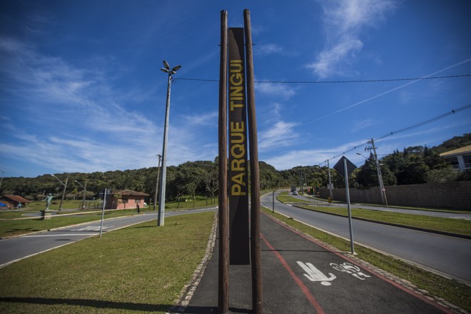 A rua passa em frente ao Parque Tingui, que costuma atrair um grande público nos finais de semana. | Brunno Covello/Gazeta do Povo
