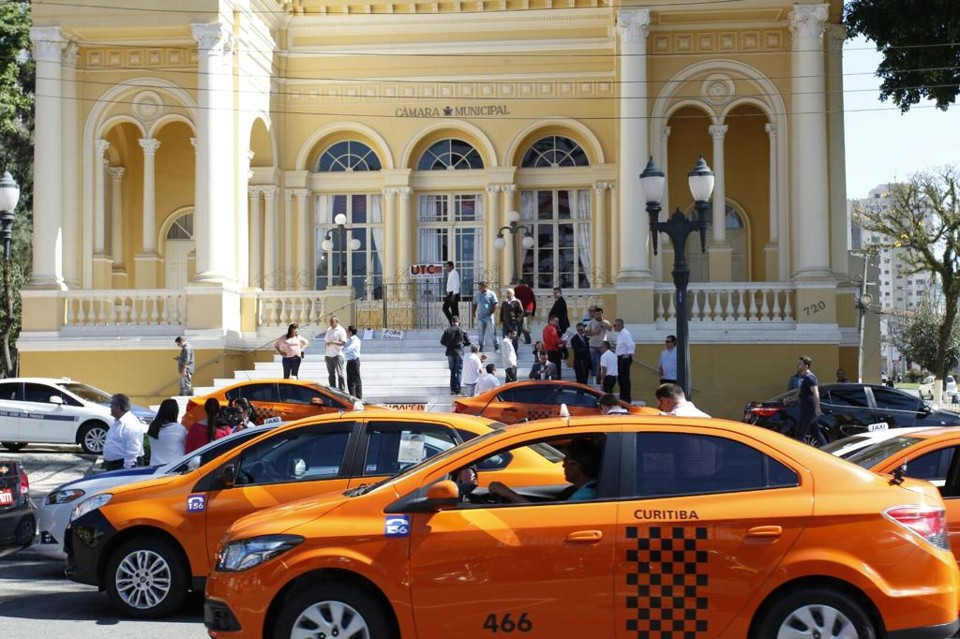 Taxistas em frente à Câmara Municipal. | Daniel Castellano/Gazeta do Povo