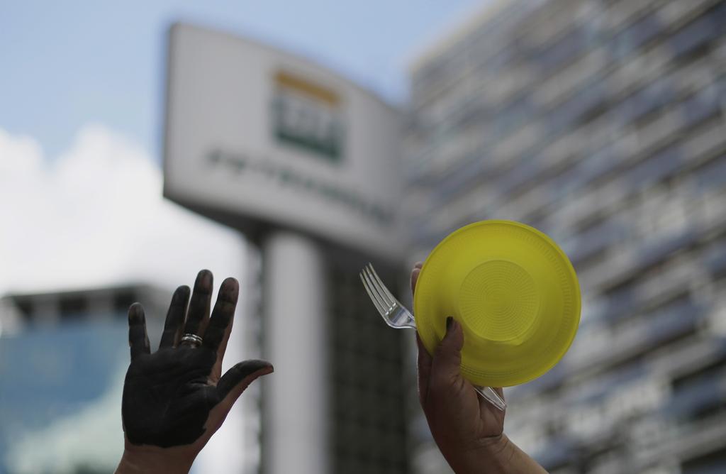 Ao fundo, fachada da Petrobras. | NACHO DOCE/REUTERS