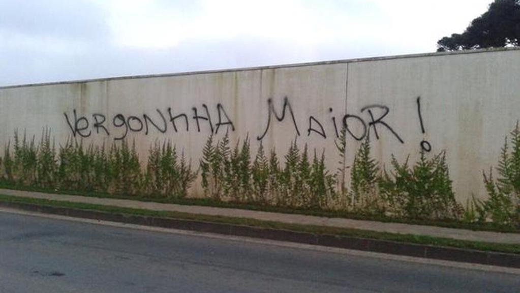 CT da Graciosa amanheceu pichado com protesto contra a péssima fase do Coritiba no Brasileirão. | Osmar Antônio/Banda B