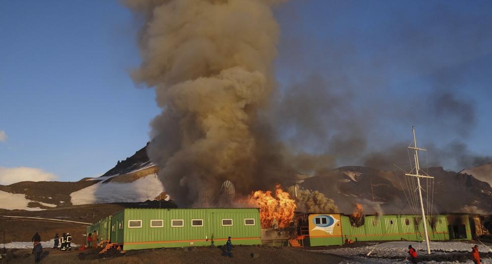 Estação brasileira na Antártida - Comandante Ferraz - em incêndio de 2012. | IA/gs/Handout