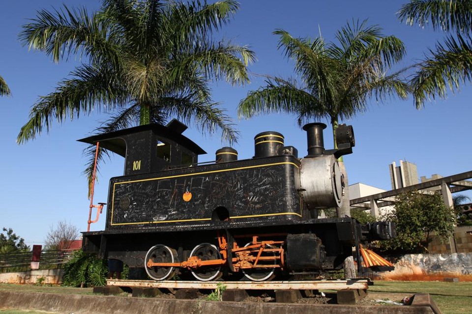 A manobreira a vapor está enferrujada e exposta ao vandalismo. | Gilberto Abelha/Jornal de Londrina