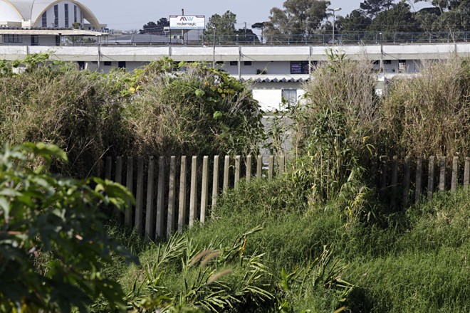 O muro que está de pé também não representa segurança contra invasores | Felipe Rosa/Tribuna
