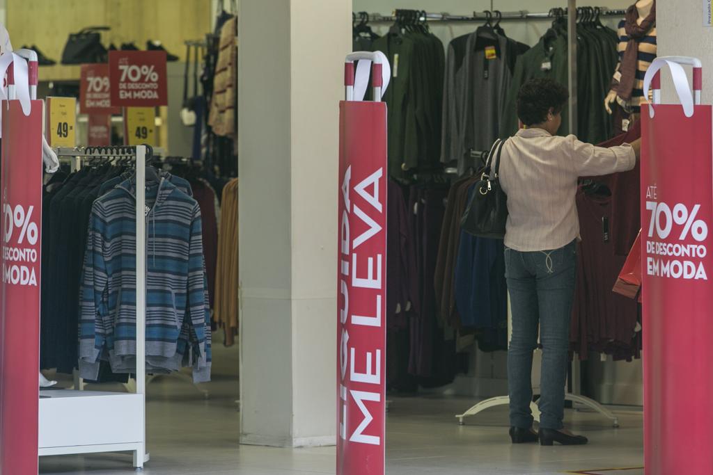 Os dados do SPC Brasil e da CNDL mostraram que entre os últimos dias 2 e 8, as consultas para vendas a prazo — que sinalizam o ritmo do movimento no comércio — caíram 11,21% | Marcelo Andrade/Gazeta do Povo