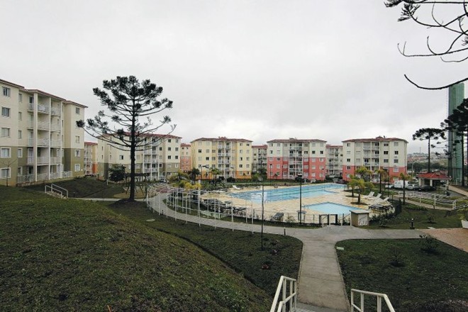 Vida Bella: megaprojeto da construtora Rossi na região do Atuba, o residencial Vida Bella conta com 900 unidades e cerca de 2,7 mil moradores, figurando como o maior condomínio de Curitiba. No total, são 45 torres de cinco pavimentos, cada um com quatro apartamentos do segmento popular. O empreendimento foi entregue em 2011 e contempla plantas de dois e três dormitórios, com 52 m² e 66 m². | 