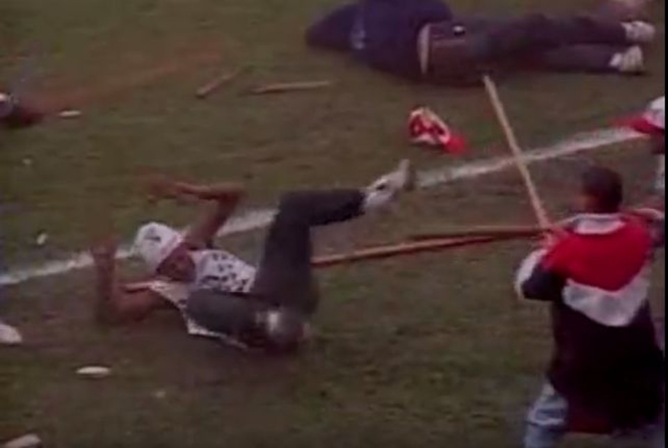 Torcedor do Palmeiras agredido por são-paulinos no Pacaembu em 1995: briga foi o divisor de águas em relação à segurança nos estádios. | /
