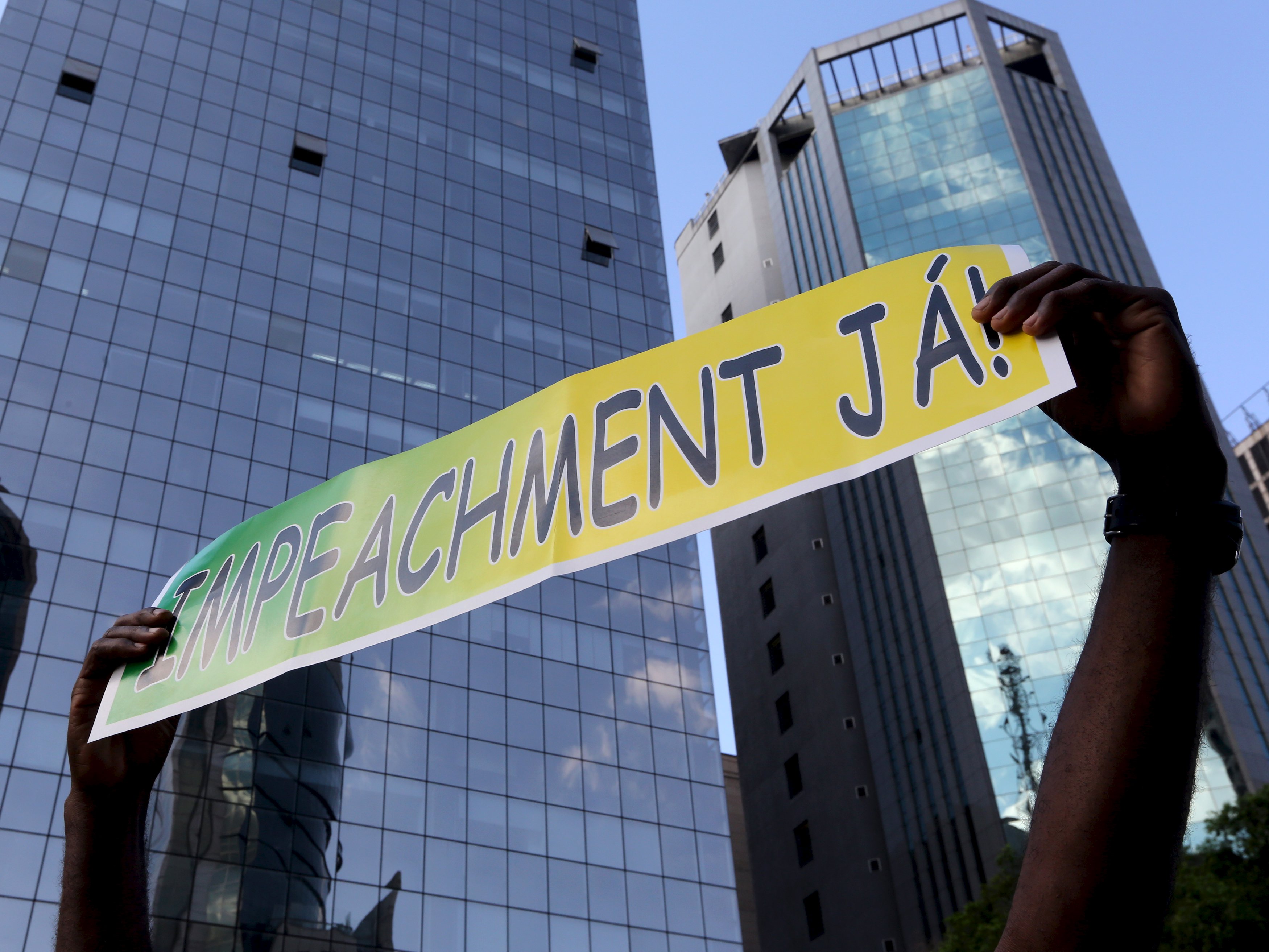 Adesivo com o pedido de impeachment foi distribuído em SP: estratégia. | Paulo Whitaker/Reuters