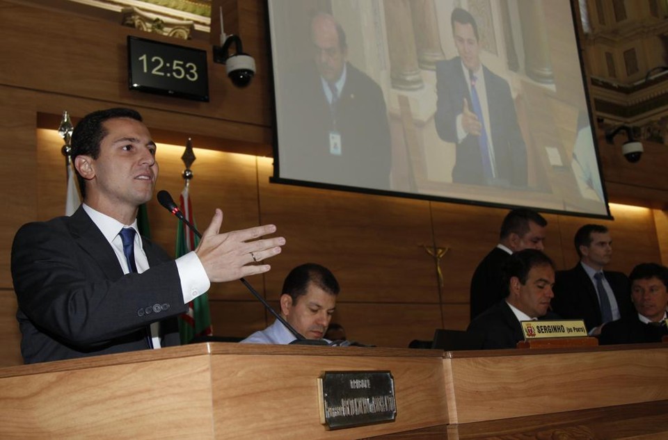 Pierpaolo Petruzziello discursa na Câmara Municipal antes de votação que aprovou a volta das cervejas aos estádios de Curitiba. | Aniele Nascimento/Gazeta do Povo