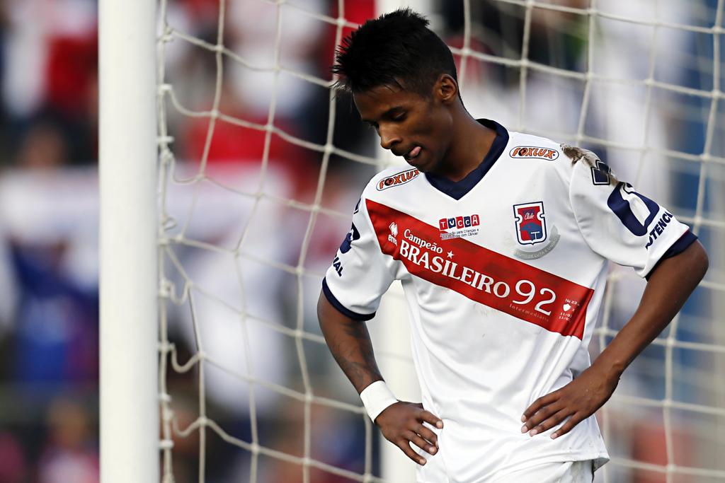 Camisa comemorativa foi usada apenas uma vez, na derrota para o Vitória por 1 a 0, dia 11 de julho. Na foto, o atacante Henrique. | Albari Rosa/Gazeta do Povo
