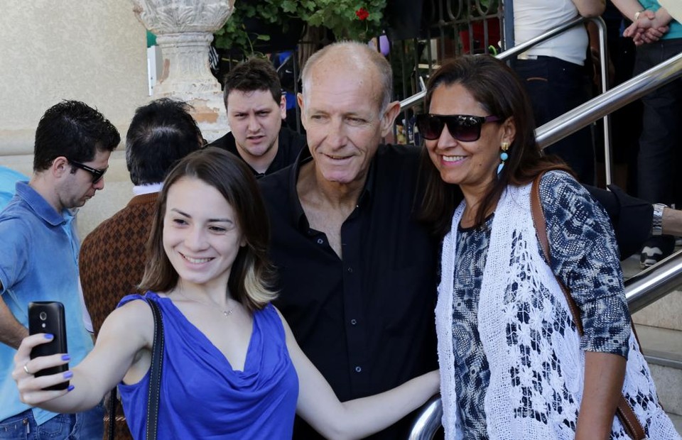 Andressa Scorsin, 18 anos, com o pai, Antônio e a mãe Romilda: almoço fora de casa e surpresas fizeram parte das comemorações. | Pedro Serapio/Gazeta do Povo