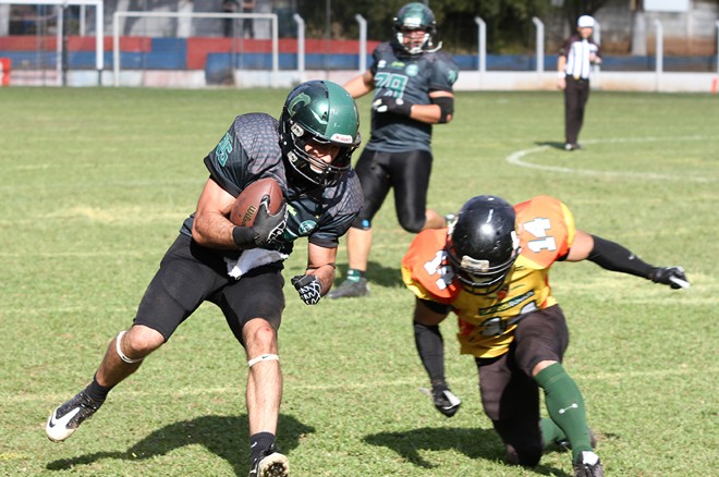 Lucas Mullet , do Coritiba Crocodiles, tenta passar pela marcação do Cuiabá Arsenal. | Julia_Hak / Divulgação