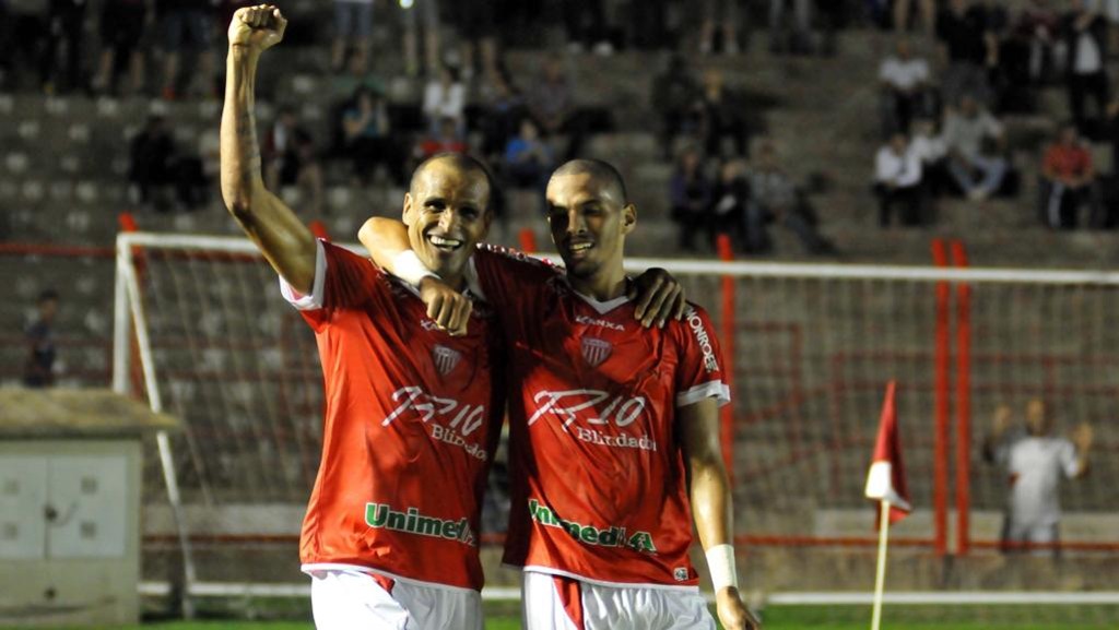 Rivaldo comemora gol do filho Rivaldinho em jogo do Mogi Mirim em 2015. | Léo Santos/Futura Press/ Folhapress/