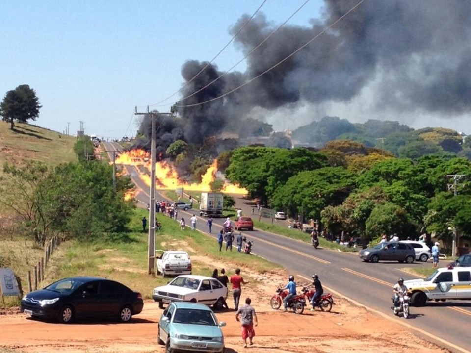 O fogo se espalhou pela vegetação e chegou nas imediações de algumas casas; Bombeiros evacuaram as residência | Divulgação/Corpo de Bombeiros