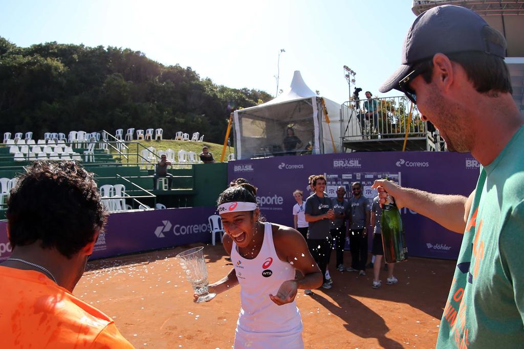 Teliana Pereira toma um banho de champanhe em Florianópolis: em oito meses, brasileiro ganhou 58 posições no ranking. | Cristiano Andujar/Brasil Tennis Cup