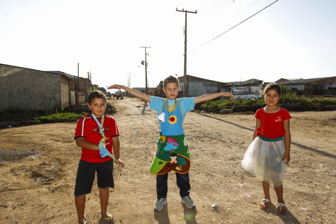 Jean, Vinícius e Emilly nas ruas da ocupação onde moram 50 mil pessoas. | Daniel Castellano/Gazeta do Povo