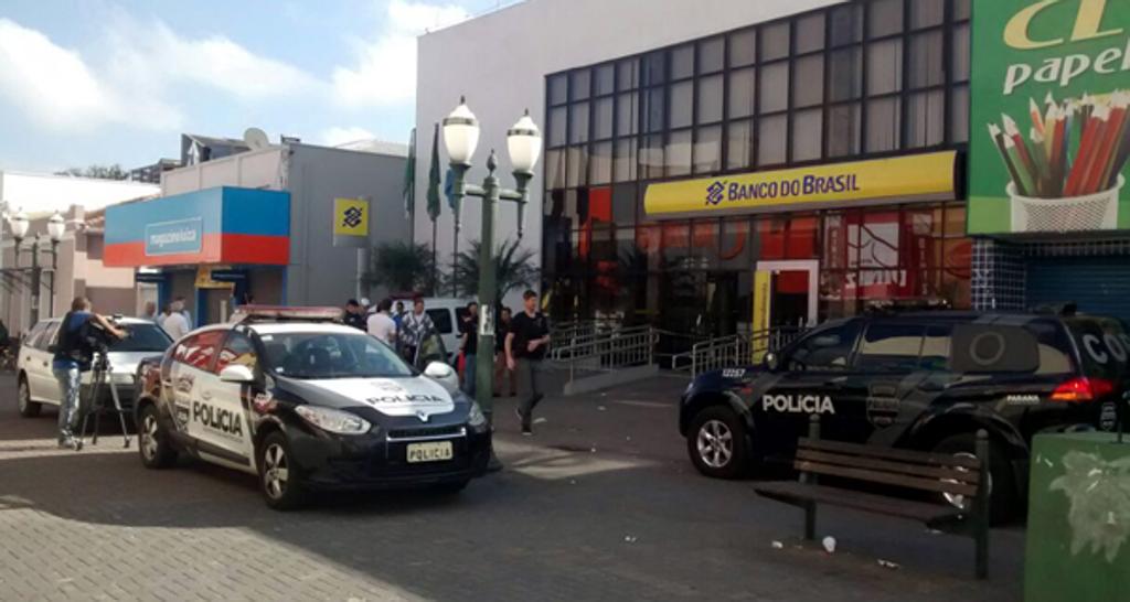 Um caixa eletrônico teve a lateral completamente cortada. | Vagner Ribeiro/Paraná Online