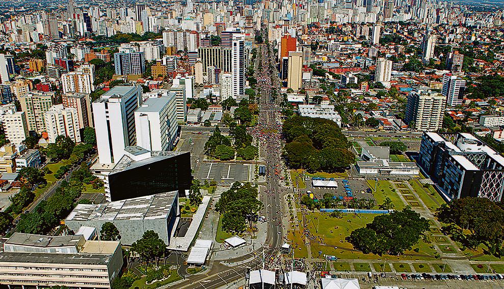 Vista aérea do Centro Cívico, em Curitiba: aumento de gastos com pessoal em meio à crise econômica. | Antônio More/Gazeta do Povo