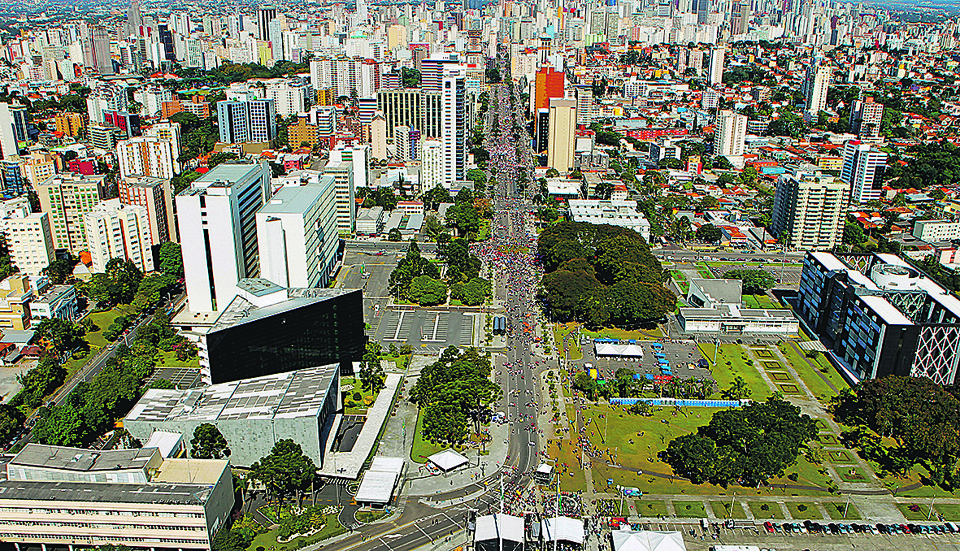 Vista aérea do Centro Cívico, em Curitiba: aumento de gastos com pessoal em meio à crise econômica. | Antônio More/Gazeta do Povo