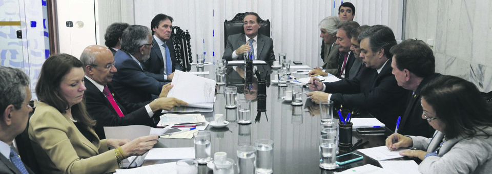Renan Calheiros (ao centro) em reunião de líderes do Senado, na qual foi decidido o adiamento da votação do projeto da desoneração da folha salarial das empresas, uma das propostas do ajuste fiscal. | Lula Marques
/Agência PT