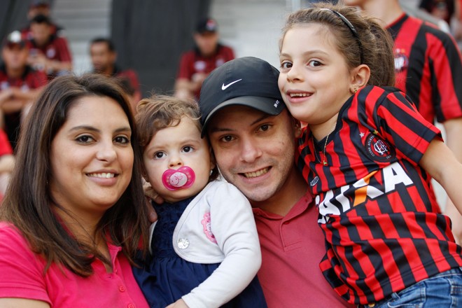 Dia dos pais também é comemorado na Arena com o jogo entre Atletico PR X Sport. | Daniel Castellano/Gazeta do Povo
