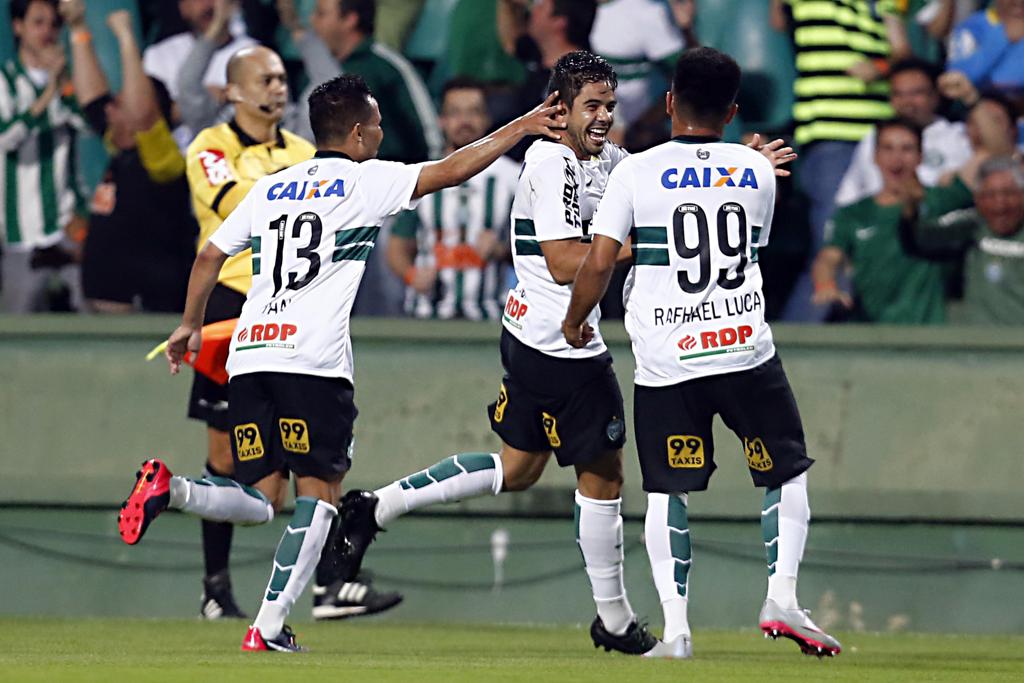 Henrique comemora com os companheiros de Coritiba o gol que abriu o placar no Couto Pereira. | Albari Rosa/Gazeta do Povo