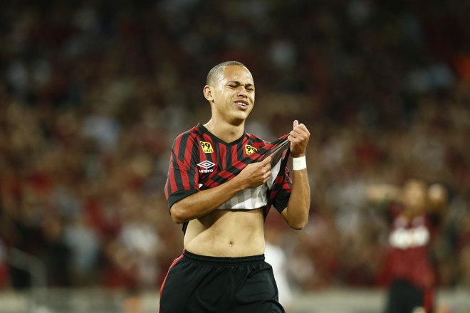 Marcos Guilherme, do Atlético, lamenta oportunidade perdida contra o Santos. | Hugo Harada/Gazeta do Povo