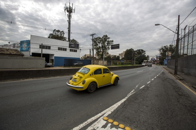A Rua Francisco Derosso começa no viaduto da Linha Verde, no bairro Xaxim, sentido Boqueirão. | Brunno Covello/Gazeta do Povo