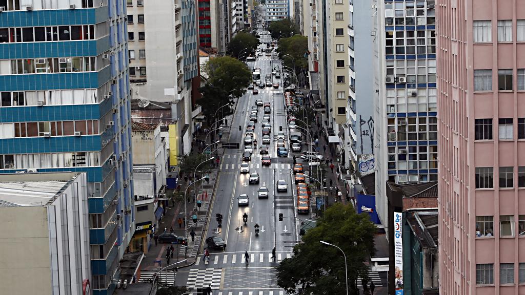 A Rua Marechal Deodoro está dentro do polígono do Centro Acalmado, mas, por ter faixa exclusiva de ônibus, pode ter 50 km/h de velocidade máxima. | Albari Rosa/Gazeta do Povo