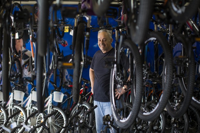José Roberto Jahn é dono de uma loja de bicicletas na Rua Francisco Derosso. | Brunno Covello/Gazeta do Povo