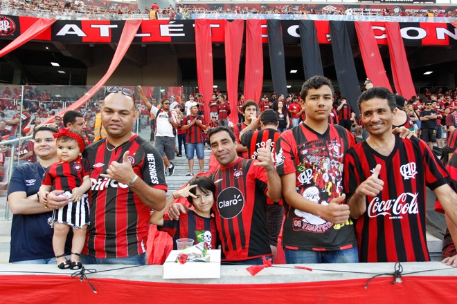 Dia dos pais também é comemorado na Arena com o jogo entre Atletico PR X Sport. | Daniel Castellano/Gazeta do Povo