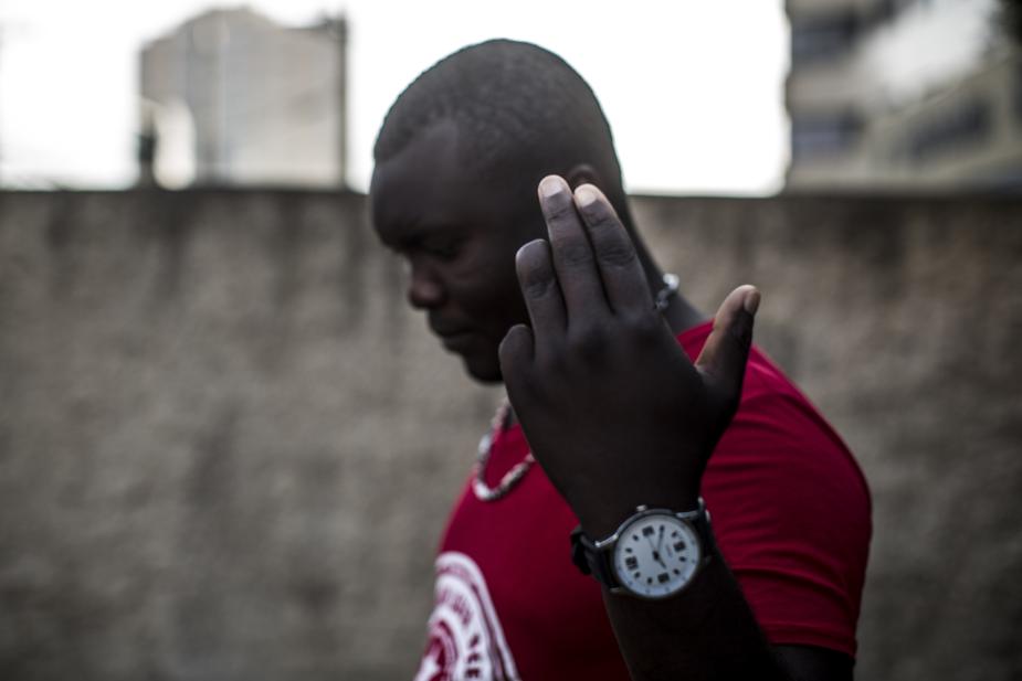 Louis mostra a mão sem os dedos esmagados na máquina. Ele diz não ter sido treinado para operá-la. | Brunno Covello/Gazeta do Povo