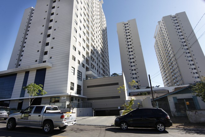 Life Residence Club: Localizado no bairro Capão Raso, o Life Residence Club reúne 608 unidades residenciais distribuídas em duas torres de 19 pavimentos cada. Projeto da AK Realty, com construção da Thá Engenharia, oferece plantas de médio padrão com dois e três dormitórios e metragens privativas de 59 m² e 78 m². A última fase do empreendimento foi entregue no início de 2015. | Aniele Nascimento/Gazeta do Povo