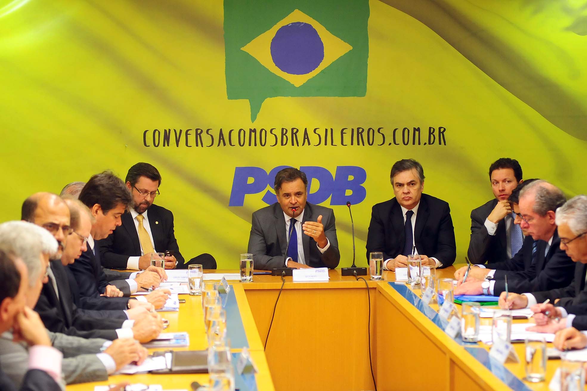 Aécio (ao centro): não é papel da oposição apontar soluções. | PSDB/Divulgação