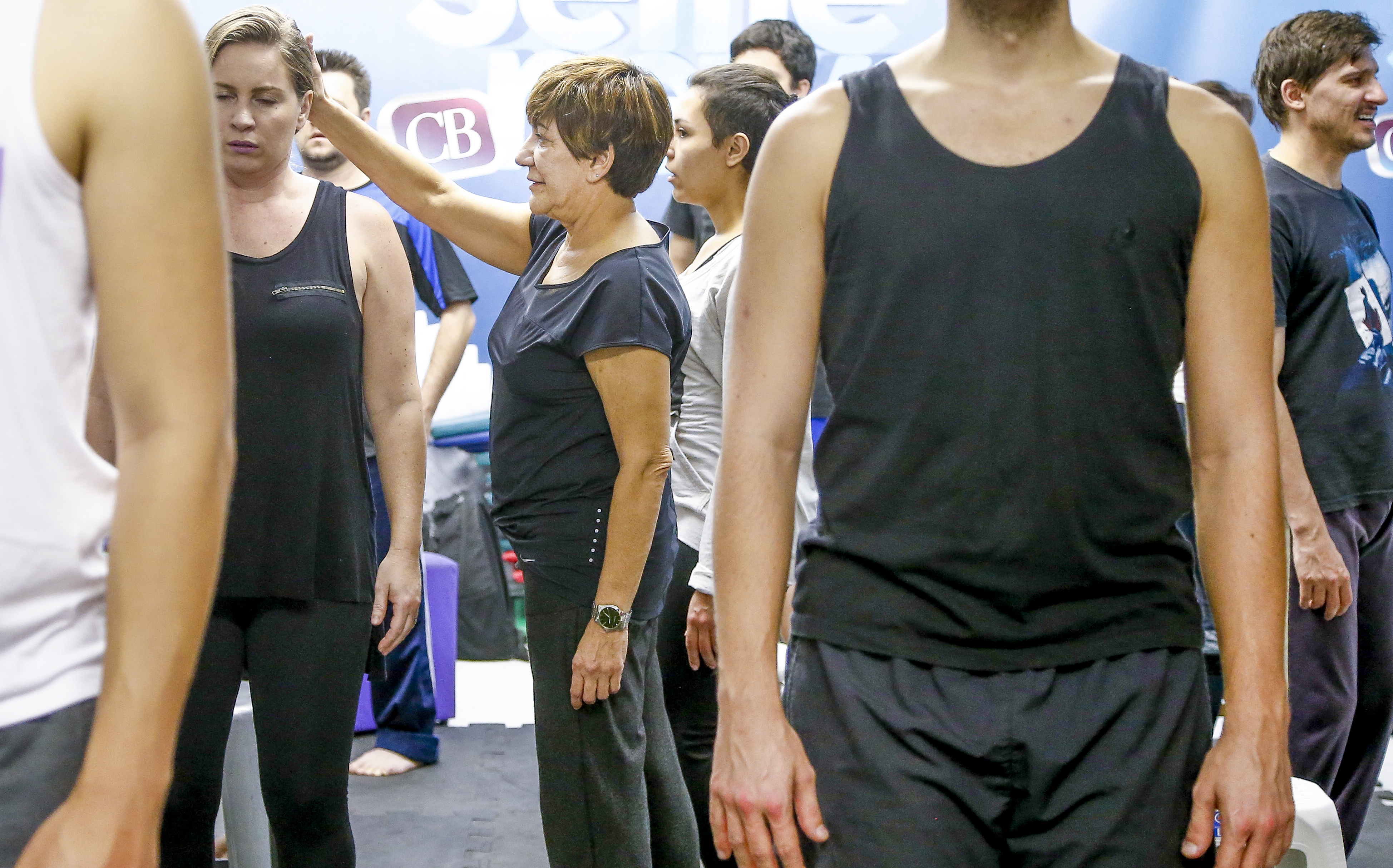 Fátima Toledo orienta atores em exercício de bioenergética: respiração intensa e olhar para dentro de si dão trabalho. | Hugo Harada/Gazeta do Povo
