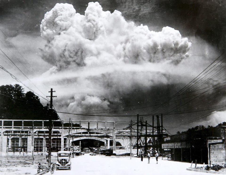 Rara imagem da explosão, esta em Nagasaki: norte-americanos destruíram boa parte das fotografias do dias das explosões | Nagasaki Atomic Bomb Museum/EPA