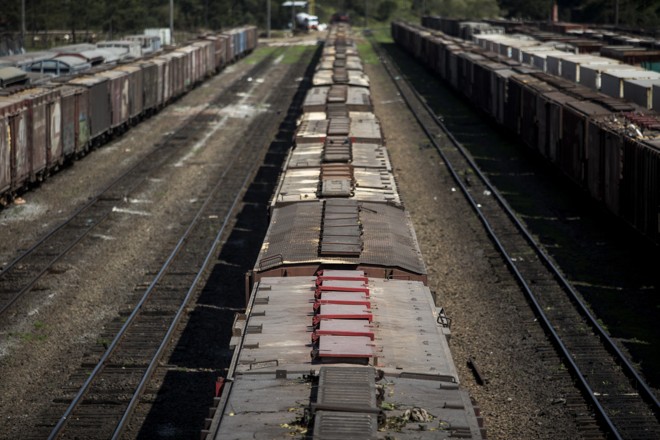 Linha férrea no final da Rua Francisco Derosso, no bairro Alto Boqueirão. | Brunno Covello/Gazeta do Povo