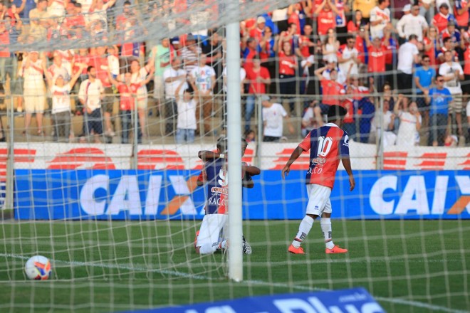 Começou o segundo tempo. E Carlão entrou em cena para marcar o segundo gol paranista... |