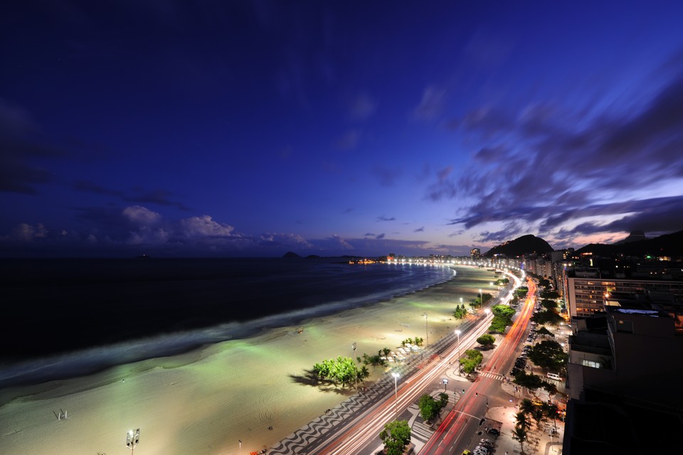 Praia de Copacabana, onde se passa a ação de “Romance Policial: Espinosa” | Divulgação/