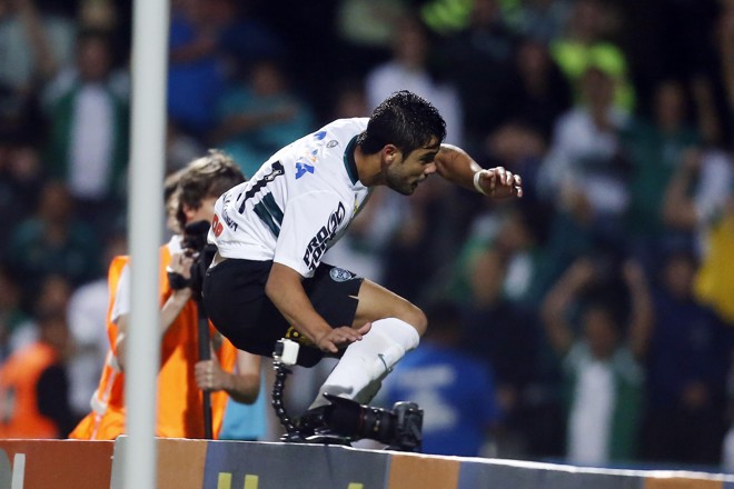SAL GROSSO!: sétimo atacante contratado pelo Coritiba em 2015, Henrique Almeida trouxe o alívio que o time precisava no ápice da desconfiança e dos protestos da torcida. Até para mandinga o Coxa apelou: antes do jogo, funcionários espalharam sal grosso na arquibancada do Couto Pereira. Com dois gols de puro oportunismo, definiu a vitória por 2 a 1 sobre o Palmeiras, na quarta-feira (12/8), no Couto Pereira | Albari Rosa/Gazeta do Povo