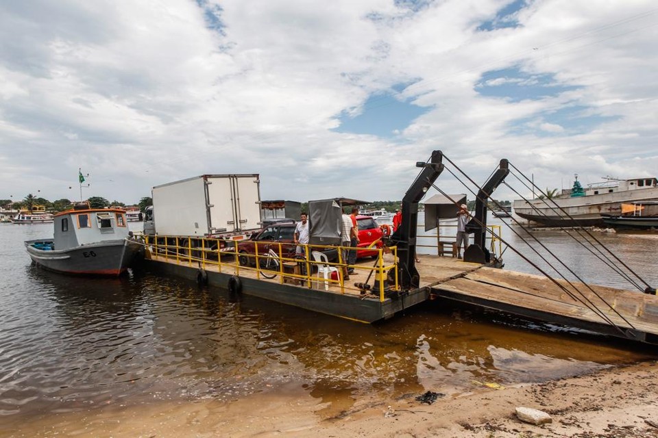 Na temporada de 2014, caminhões chegaram a esperar quatro horas para fazer a travessia para a Ilha dos Valadares. | Daniel Castellano/Gazet a do Povo