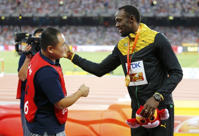Cinegrafista que atropelou Bolt aproveita a cerimônia de premiação para pedir perdão pelo acidente do dia anterior. | DAMIR SAGOLJ/REUTERS