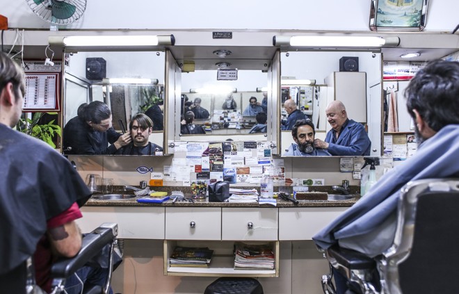 Seu Silvino da barbearia Oásis, região central de Curitiba, já barbeou até defunto | Daniel Castellano/Gazeta do Povo